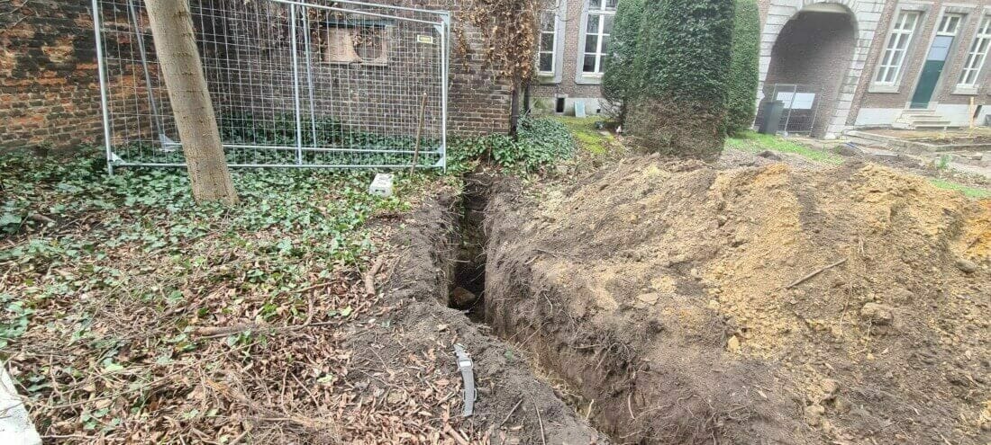Voorkomen van wortelschade door voorafgaandelijk wortelonderzoek en het graven van proefgeulen, met het snoeien van kleine wortels
